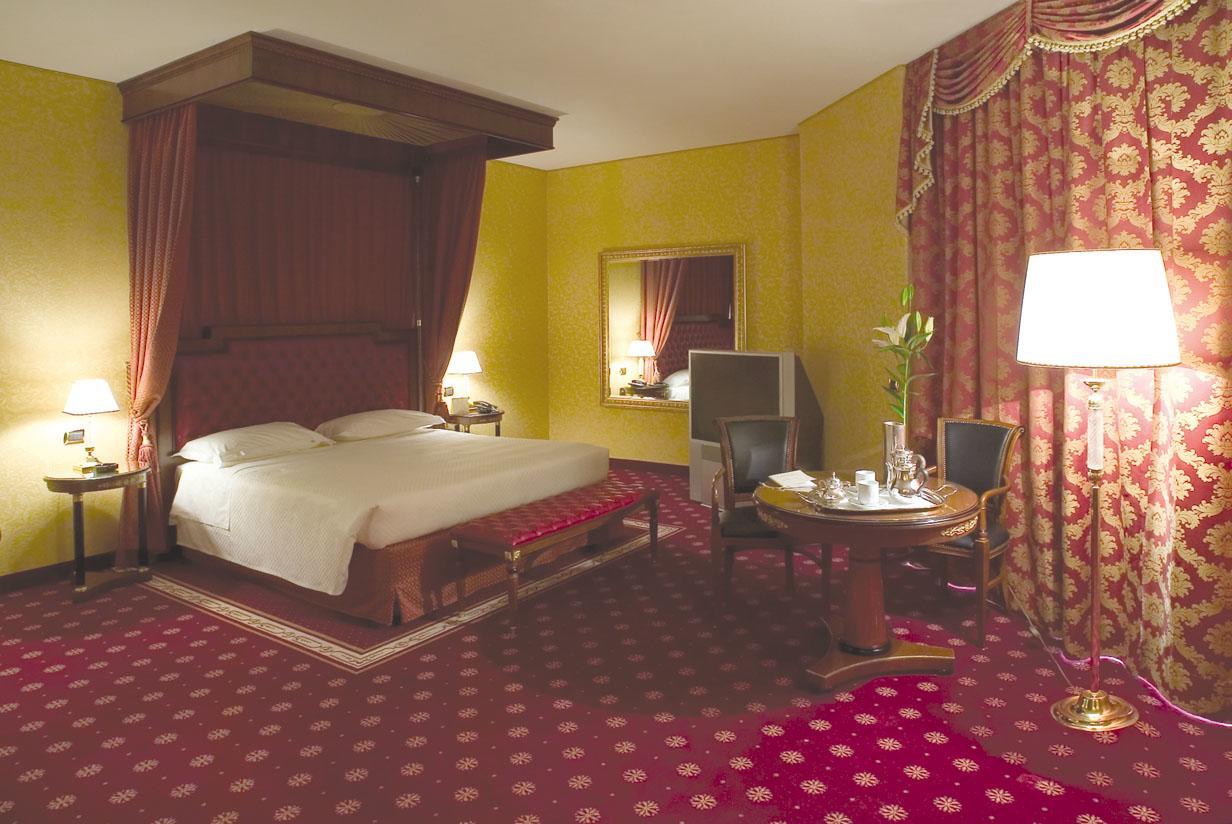 Hotel Maxim Peschiera Borromeo Exteriör bild